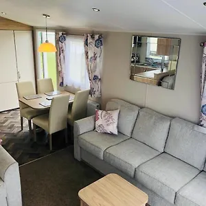 3-bedroom-beautiful-caravan-at-sand-le-mere-holiday-village.yorkshirehotels.net/